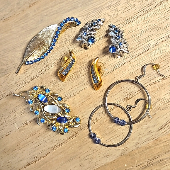 Mixed Jewelry Lot blue rhinestones 3 prs. of earrings 2 pins silvertone goldtone - Picture 1 of 9